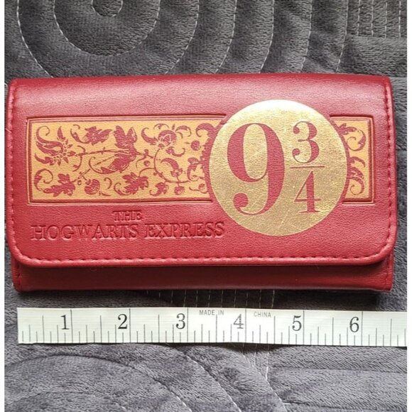 Harry Potter Hogwarts Express 9 3/4 Red Wallet With Gold Accents - Picture 1 of 9